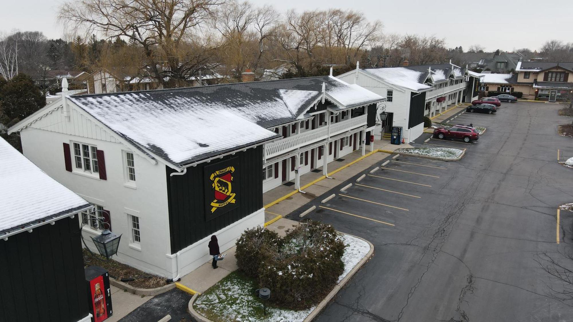 The Chalet Motel Mequon Exterior photo