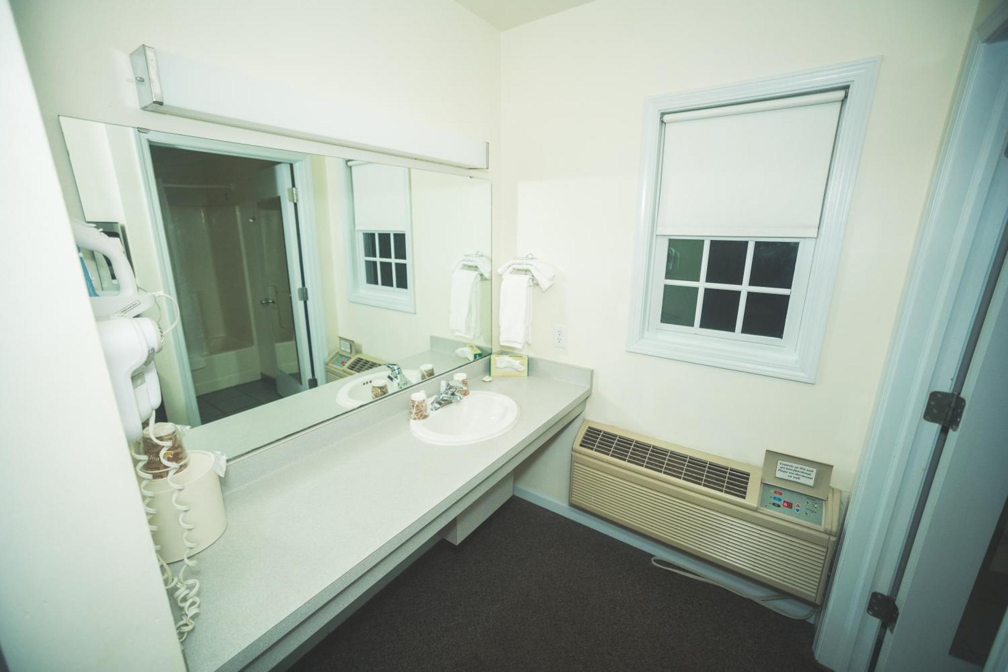 The Chalet Motel Mequon Exterior photo