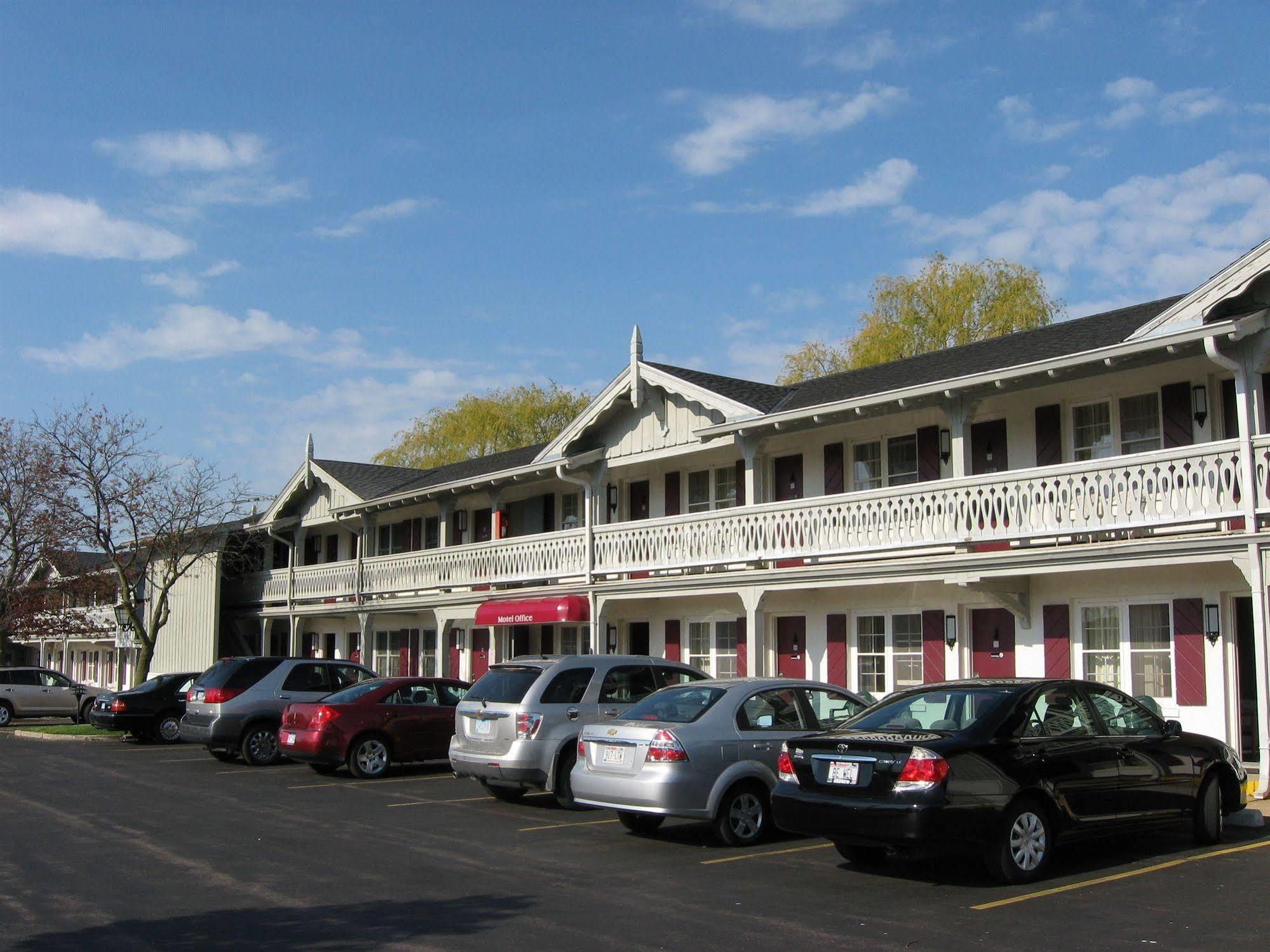 The Chalet Motel Mequon Exterior photo